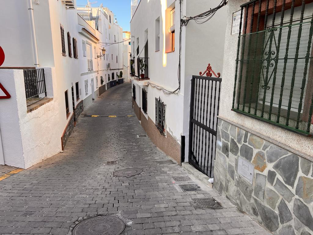 Convergencia Andaluza demanda la regulación del tráfico pesado en la calle Santa Adela.